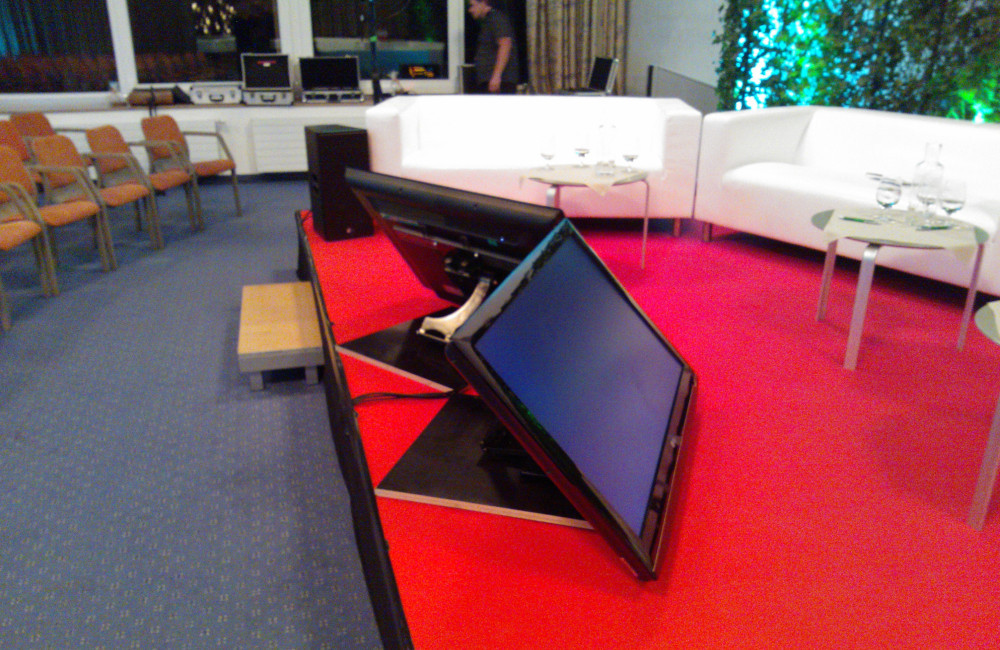 Bühne mit rotem Teppich, 2er Sofas, Vorschaumonitoren für die GKK im Warmbad Villach