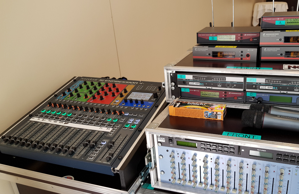 Tontechnikplatz FoH mit Soundcraft Ton Mischpult und Funkmikrofon Empfängern im Hotel Sandwirth