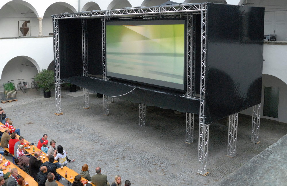 Traversenkonstruktion mit Planen und Videowall für EURO 2008 Public Viewing im Burghof Klagenfurt MMKK