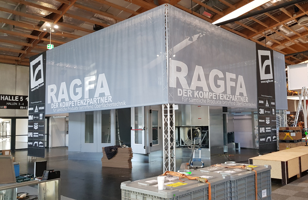 RAGFA Messestand mit Banner und Beleuchtung auf der Messe AutoZum Salzburg