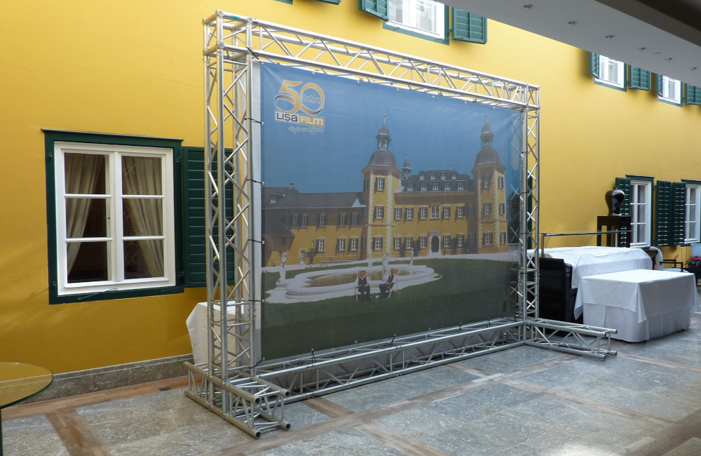 freistehendes Traversensystem mit Banner im Falkensteiner Schlosshotel Velden für Lisa Film