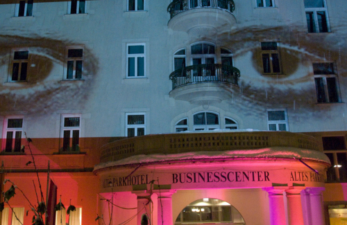 Fassadenprojektion Fassadenprojektion und Architekturbeleuchtung für Stadt Villach Jugend Kreativ am Parkhotel