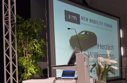 Konferenz Rückprojektion New Mobility Forum im Blumenhotel St. Veit an der Glan Kärnten mit Rednerpult und Rückprojektion