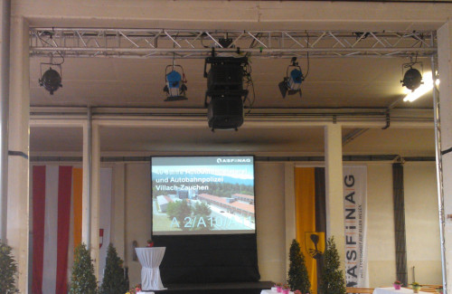 Videoprojektion Videoprojektion mit gestackten BARCO Beamern und Bühnenbeleuchtung auf 4m Leinwand für die ASFINAG in Villach Zauchen