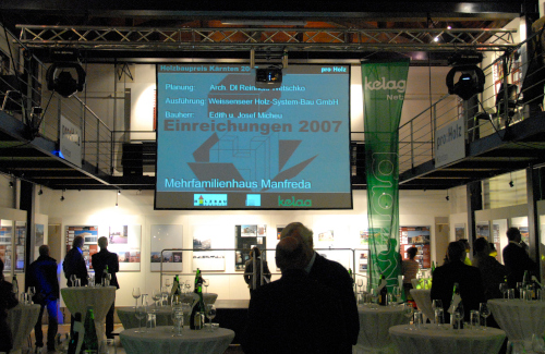 Videoprojektion Fliegend montierte Leinwand mit Videoprojektion Traverse und Moving Heads für Pro Holz im Napoleonstadl Parkaus Klagenfurt