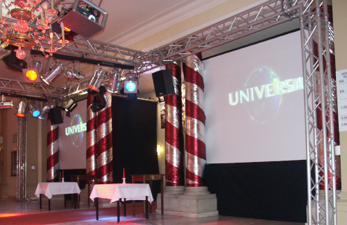 Video Projektionen Traversensystem mit Beleuchtung, Beamer, Lautsprechern und Leinwänden für die Hollywood Classic im Konzerthaus Klagenfurt