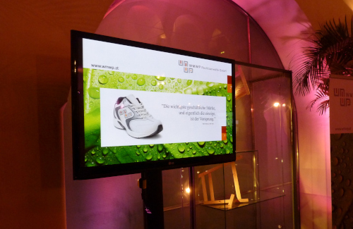 Flat TV auf Stativ Flat TV auf SMS Stativ mit Ambiente Hintergrundbeleuchtung im Salzamt Klagenfurt für WMWP Rechtsanwälte GmbH