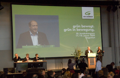 Videoprojektion Bühne mit 8m Videoprojektion auf Stumpfl Leinwand mit Podium und Rednerpult für Parteiveranstaltung der Grünen