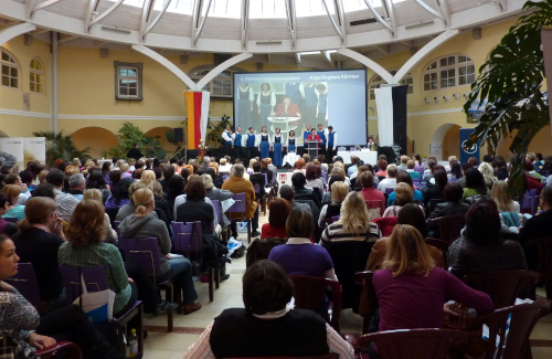 Konferenz Rückprojektion Indoor Bühne mit 6m breiter Rückprojektion im Kranhaus Friesach für Hygiene Symbosium