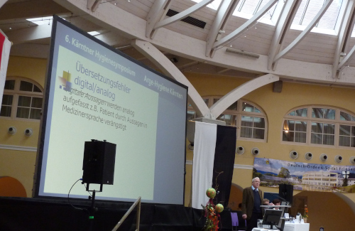 Konferenz Rückprojektion Indoor Bühne mit 6m breiter Rückprojektion im Kranhaus Friesach für Hygiene Symbosium