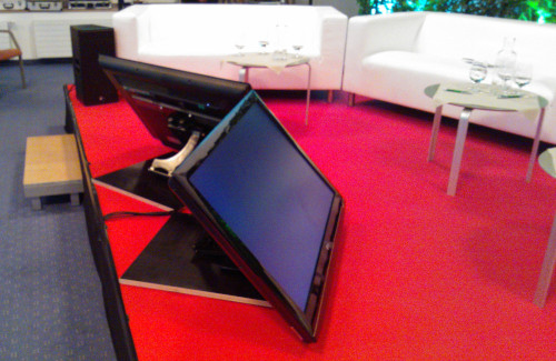 Video Vorschau Monitore Bühne mit rotem Teppich, Video Vorschaumonitore, weiße Sofas und Meyer Sound Lautsprecher GKK Villach Warmbad