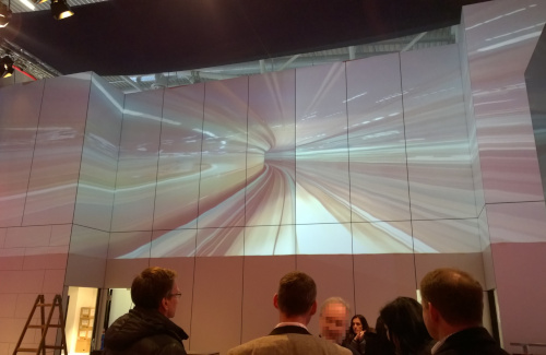 Videoprojektion auf unebener Fläche Video Projektion Softedge auf unebener Fläche Messe München für Fundermax