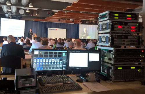 Technikplatz (FoH) Sicht vom Technikplatz mit Ton Licht und Videotechnik auf Bühne mit Projektionen für Sparkasse im Congresscenter Pörtschach