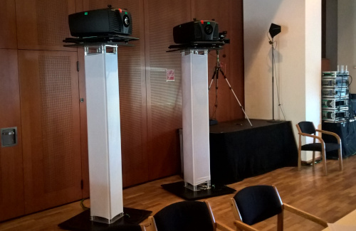BARCO Beamer auf Stativen BARCO Beamer auf 2 Traveren Stativen mit weißer Husse im Congresscenter Pörtschach für Sparkasse
