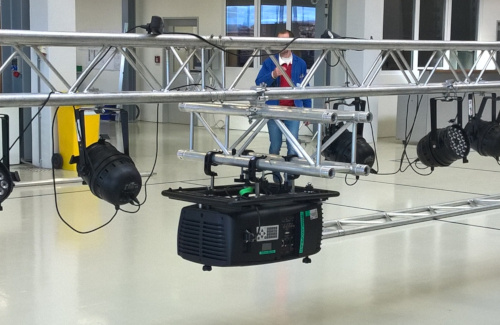 BARCO Beamer BARCO Beamer unter Traverse montiert mit LED Scheinwerfern für Firmenfeier der PMS Elektro St. Stefan im Lavanttal
